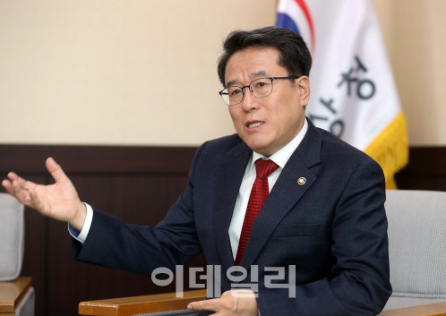 남재철 기상청장 "급변하는 날씨정보, 국민에게 더 자주 전달할 것"