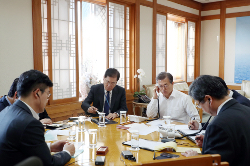 文대통령, 트럼프·아베와 정상통화…北도발 ‘강력 규탄’(종합)