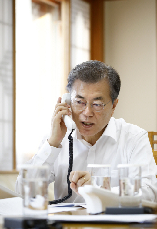 文대통령·아베 총리, 20분간 정상통화…북핵 중국 역할론 강조