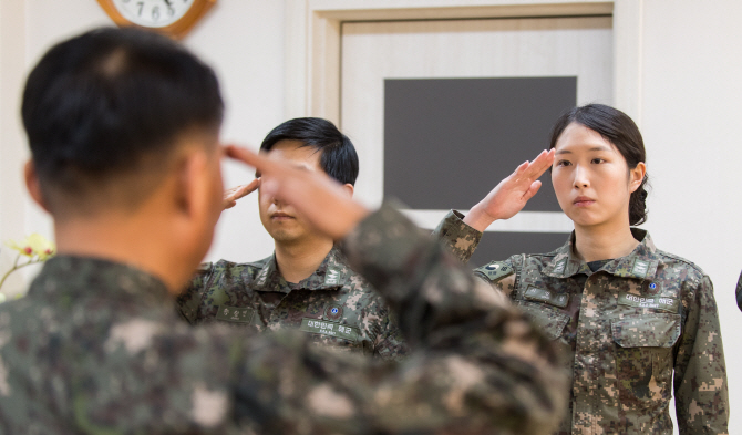 '최태원 SK 회장' 차녀 최민정 중위 전역