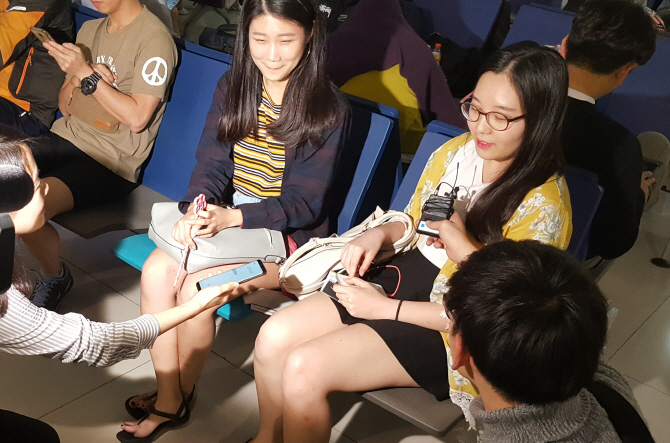[포토] '꿈길이 고생길로'…귀국소감 밝히는 발리 여행객