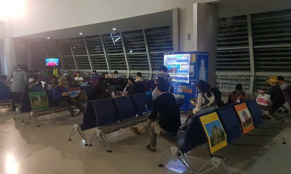[포토] 인니 공항서 전세기 기다리는 한국 관광객들