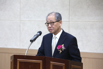 황현산 예술위원장 "예술위 먼저 교양 키우고 긍지 가져야"