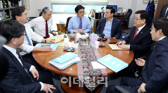 예산안 법정시한 어긴 `지각 국회`…선진화법 이후 4년만에 `처음`