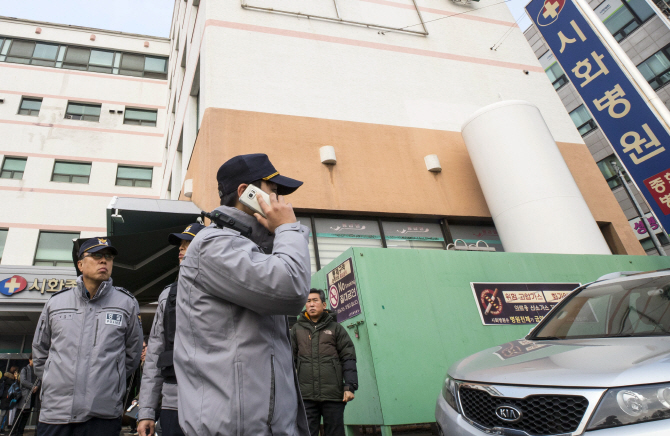 영흥도 사망자들, 시화병원 등 분산 안치..가족들 오열