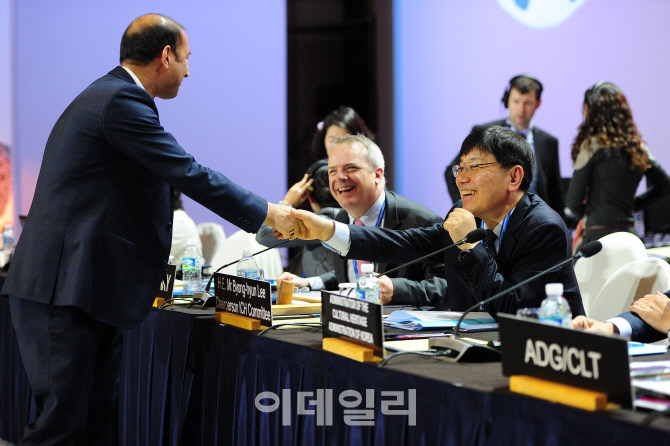 [포토] 인사나누는 이병현 유네스코 집행이사회 의장