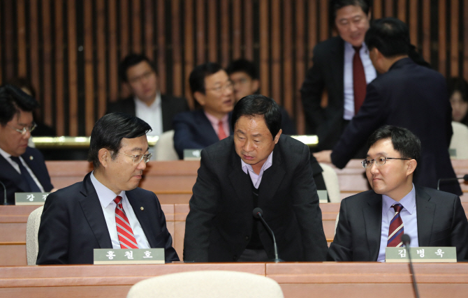 한국당 원내대표 3파전 압축..'중도 단일화' 판 흔들까