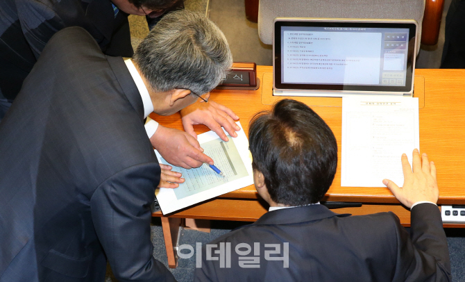 [포토]국회 18년도 예산안 앞두고 논의하는 우원식-김동철