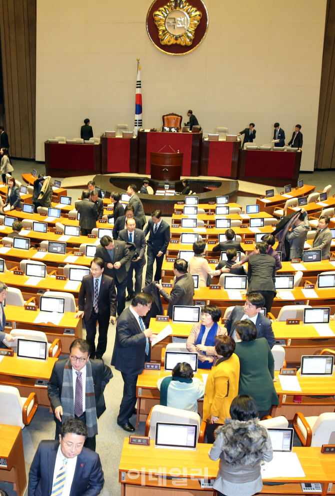 [포토]국회 본회의장 나서는 의원들