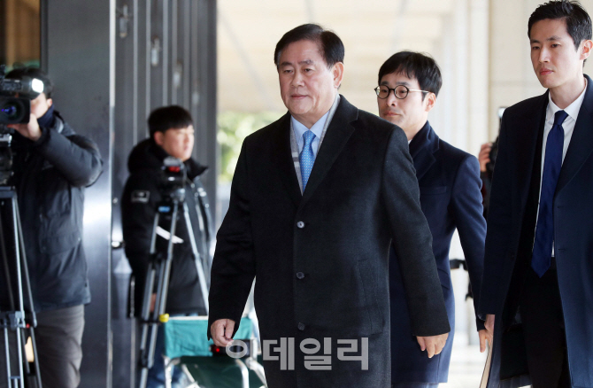 [포토]검찰 출석하는 최경환 자유한국당 의원