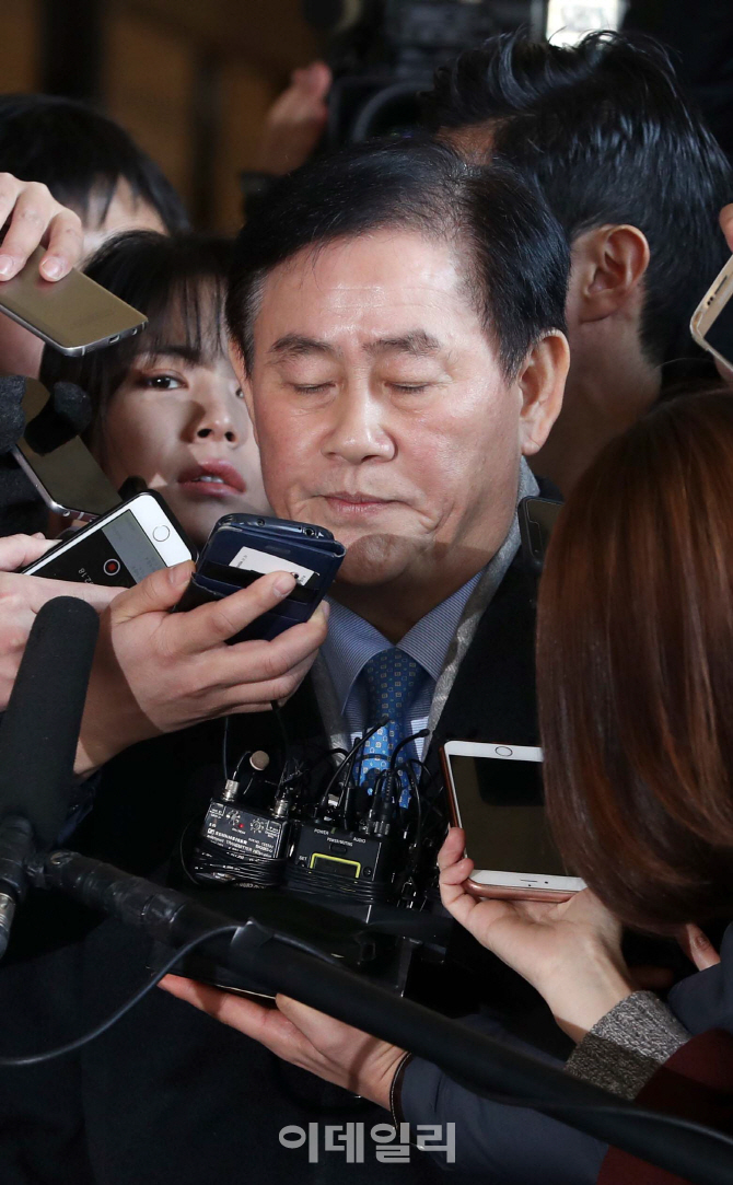 [포토]고개숙인 최경환 의원