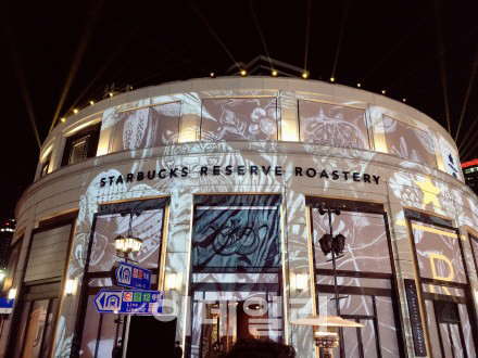 中에 베팅하는 스타벅스…상하이에 세계 최대 매장 열었다
