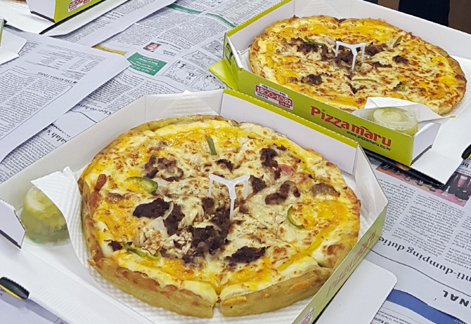 [포토] 예산 위해 고생한 기재부 직원 격려…문 대통령이 보낸 피자