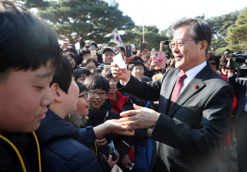 文대통령, 기재부에 피자 350판 쐈다…예산안 통과 노고 격려