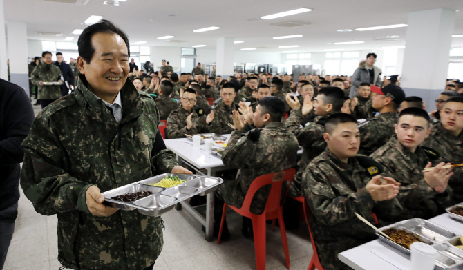 [포토] 자장면 배식받은 정세균 국회의장