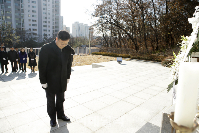 '새 단장' 김성제 의왕시장 현충탑 참배