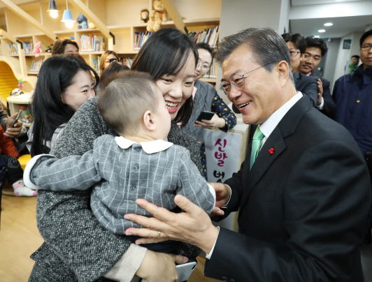 文대통령의 극찬 “에너지제로주택 궁금했는데 와서 보니 굉장하다”