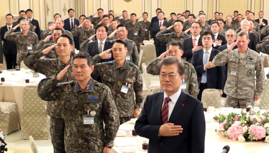 文대통령, 전군지휘관 격려 오찬…“국군통수권자로서 軍 신뢰한다”(종합)