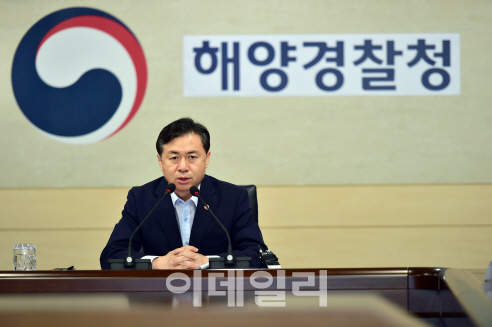 김영춘 "낚시어선 해경 책임자 엄중 문책"..해경 "송구"(종합)