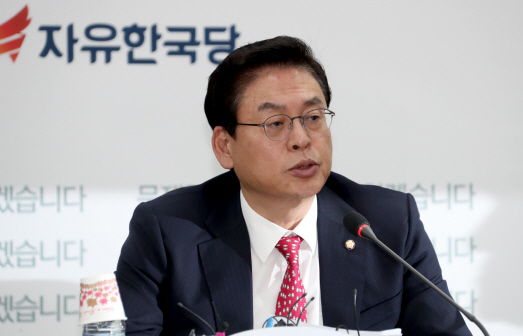 정우택, 퇴임 기자회견서 “洪과 불화설? 균형맞추려는 노력”
