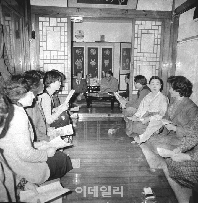 [포토] 최규하 국무총리 반상회 참석(1979년)