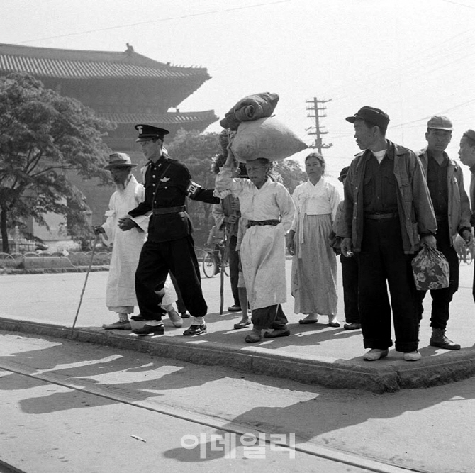 [포토] 교통정리하는 교통경찰관(1957년)