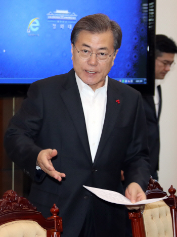 與 향해 '가이드라인' 내린 文..근로시간 단축, 연내 처리될까