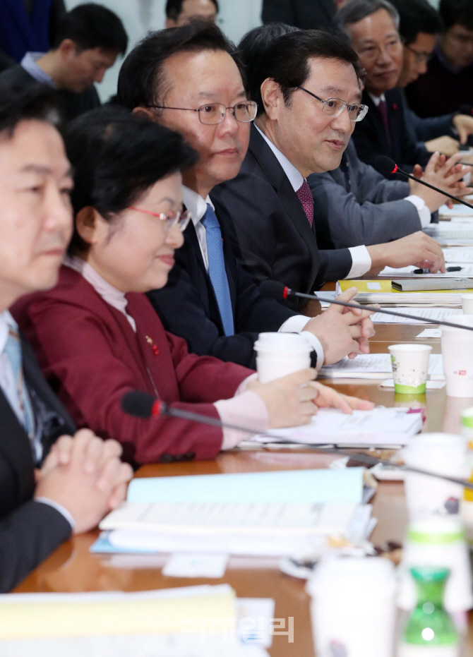 [포토]이용섭 부위원장 일자리위원회 주재
