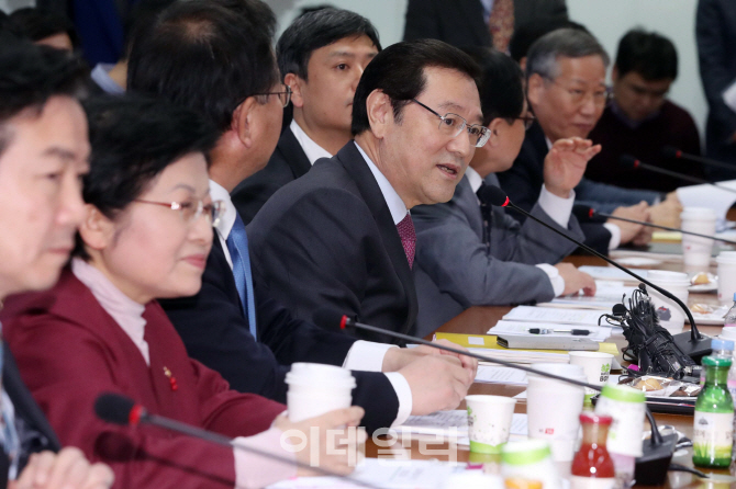 [포토]모두발언하는 이용섭 일자리위 부위원장