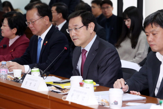 [포토]발언하는 이용섭 일자리위 부위원장
