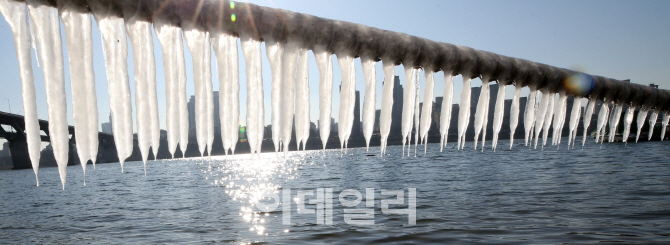 [포토]'고드름 사이로 보이는 서울'