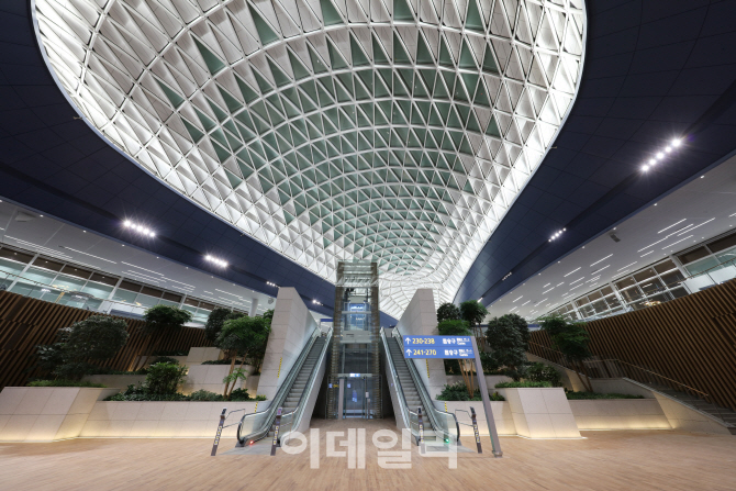 인천공항 제2여객터미널…넓어진 셀프체크인·수속시간 20분 줄여