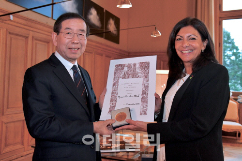 박원순 시장, 파리 최고권위 ‘명예메달’ 받았다