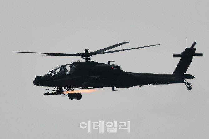 공중 위협으로부터 지상군 보호, 아피치 헬기 '스팅어' 첫 실사격