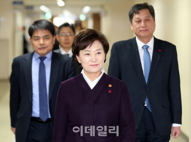 [포토]임대주택 등록 활성화 방안 브리핑 위해 입장하는 김현미 장관