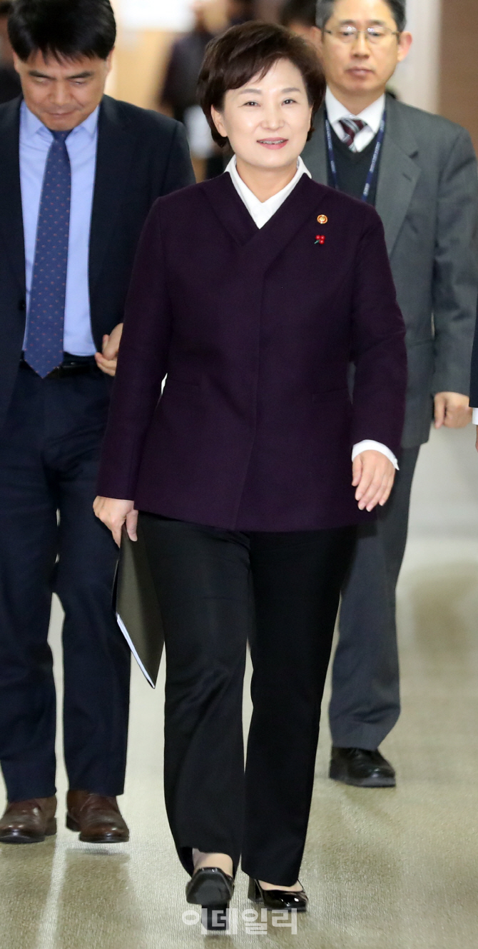 [포토]김현미 장관, "우리나라 세입자는 전월세 난민"