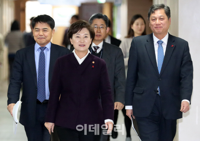 [포토]김현미 국토부 장관, "우리나라 세입자는 전월세 난민"
