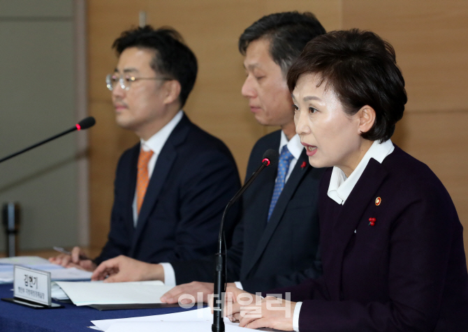 [포토]김현미 장관, "2020년 임대등록 의무화…전월세상한제도 도입"