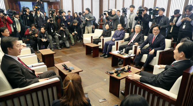 최경환 체포동의안 표결 처리 없다..22일 본회의 보고만 진행