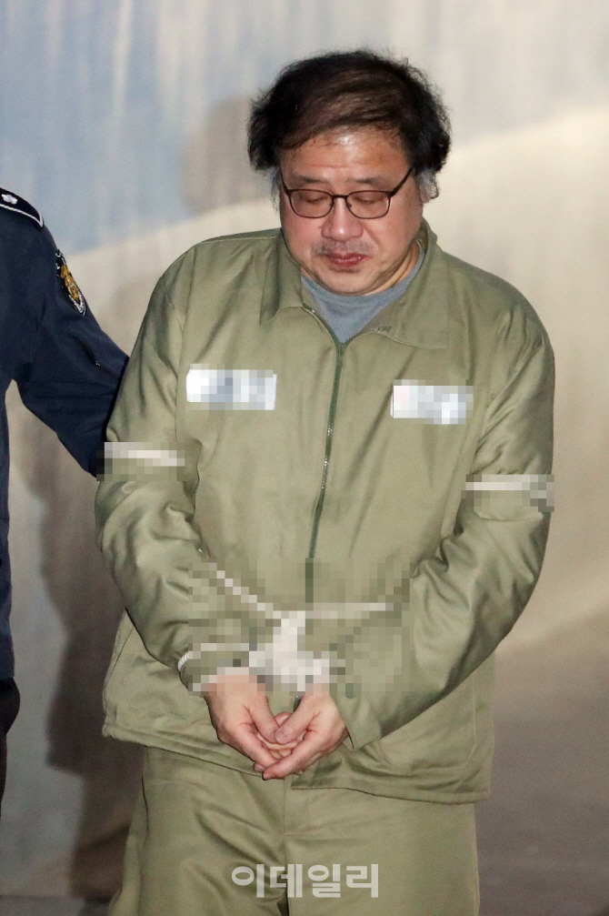 [포토]고개숙인 채 법정 향하는 안종범