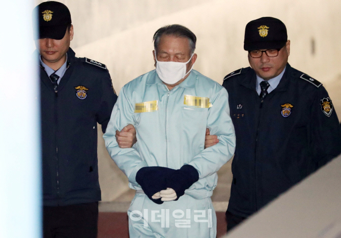 [포토]법정 향하는 김기춘