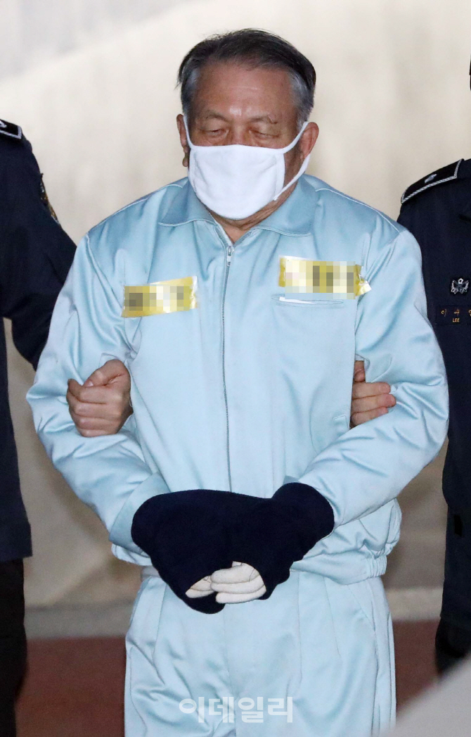 [포토]법정 향하는 김기춘 전 비서실장
