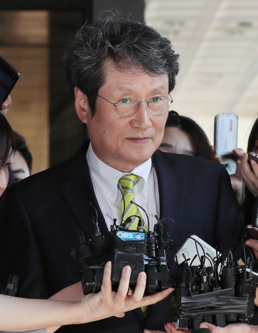 '문성근 합성사진 공작' 국정원 간부 '집행유예'…法 "수사협조 참작"