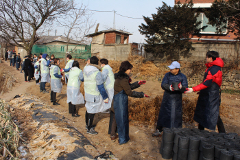 혹한 뚫고 연탄 전달...석탄공사, 공공기관·원주시와 봉사활동