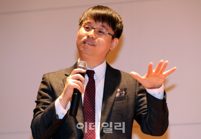 [포토]이희근 이데일리 ON 전문가, '세계경제와 코스피지수의 방향성은?' 주제로 특강