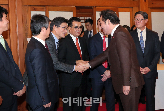 [포토]KBCSD소속 CEO와 악수하는 이낙연 총리