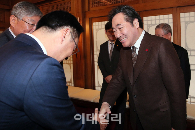 [포토]KBCSD소속 CEO와 악수하는 이낙연 국무총리