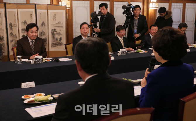 [포토]발언 듣는 이낙연 총리