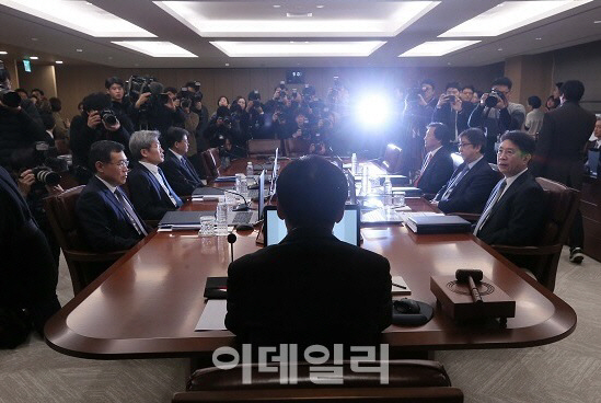 금리 올렸던 그날, 금통위원 7人 어떤 얘기했을까