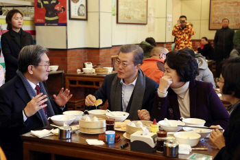 [文방중 결산]혼밥 논란으로 비화한 서민식당 깜짝 방문